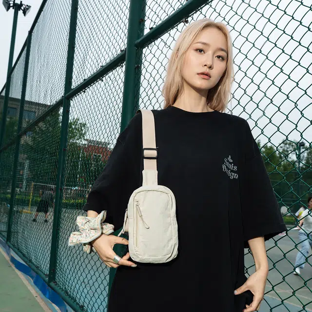 茵初 时尚轻便简约纯色 尼龙 胸包 男女同款情侣款 多色