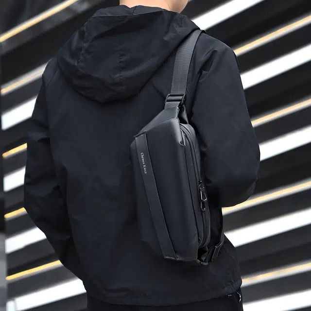 茵初 时尚潮流机车骑行通勤 尼龙 胸包 男女同款情侣款 黑色
