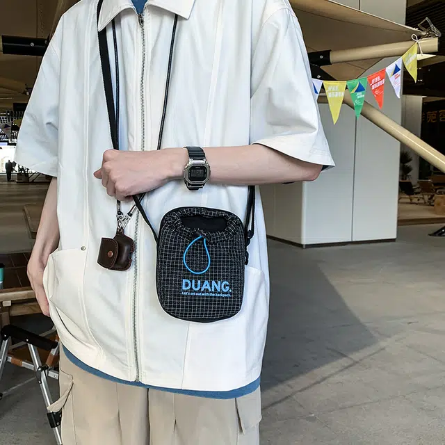 茵初 运动水杯休闲手机设计感通勤水壶 尼龙 单肩斜挎包 男女同款情侣款 多色