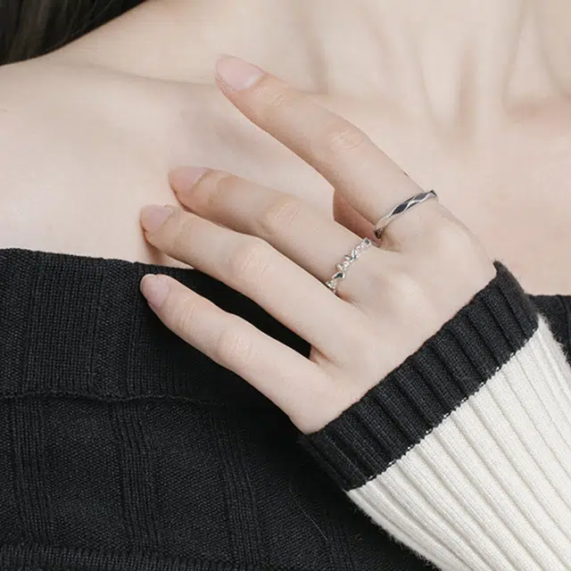 925