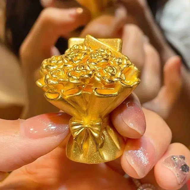 周百福 玫瑰捧花摆件 浪漫告白玫瑰花束 精致轻收藏储蓄储值纪念品 足金 投资类 其他黄金 男女同款情侣款