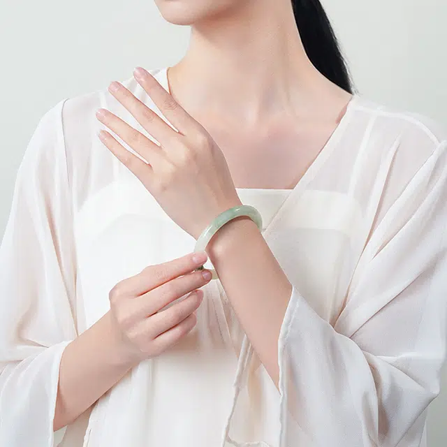 周百福 青山黛翠玉贵妃镯 国潮古风 平安 新中式 高级感温婉 万事顺意清冷优雅高级 汉服旗袍 天山翠 玉石手镯 男女同款情侣款