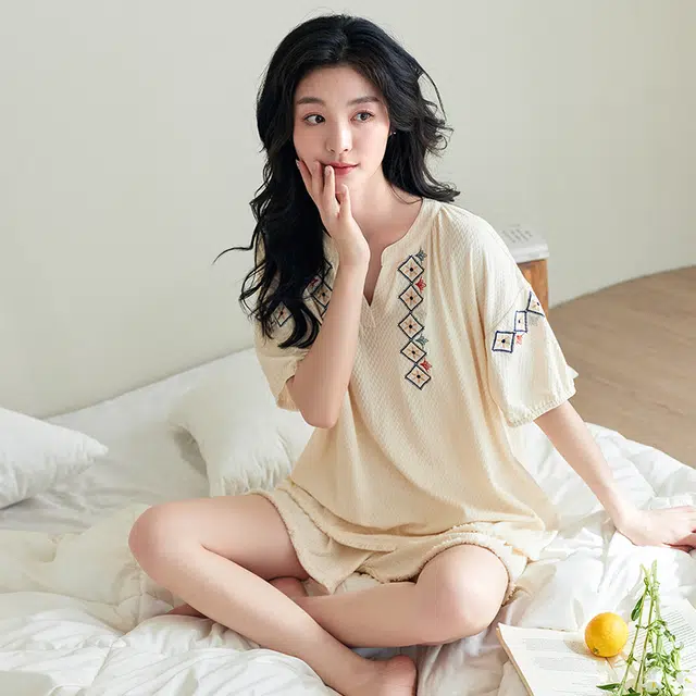 歌倩雅 简约凉感时尚复古刺绣亲肤短袖休闲可外穿三分裤夏季睡衣套装 女款 杏色