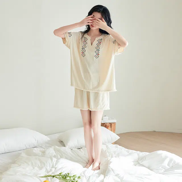 歌倩雅 简约凉感时尚复古刺绣亲肤短袖休闲可外穿三分裤夏季睡衣套装 女款 杏色