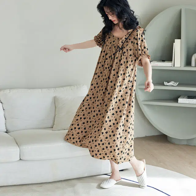 歌倩雅 时尚甜美可外出方领满印长款短袖睡裙 女款 图色