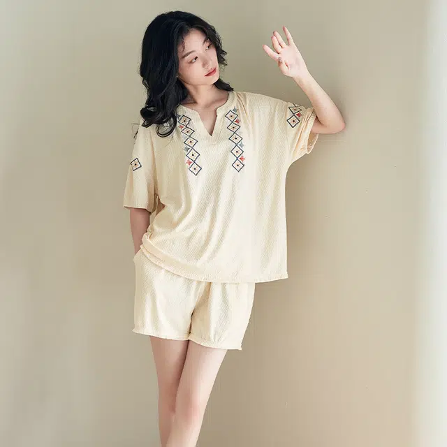 歌倩雅 简约凉感时尚复古刺绣亲肤短袖休闲可外穿三分裤夏季睡衣套装 女款 杏色