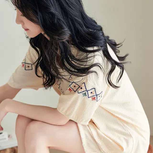 歌倩雅 简约凉感时尚复古刺绣亲肤短袖休闲可外穿三分裤夏季睡衣套装 女款 杏色