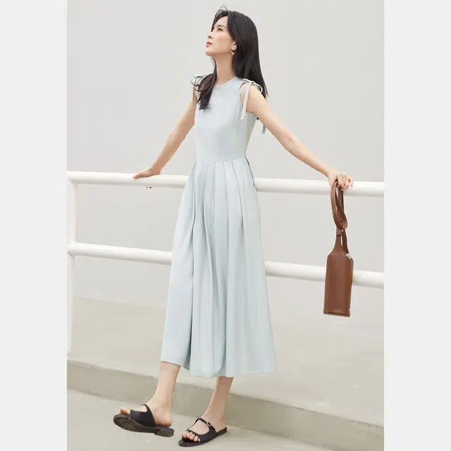 对白 浪漫百褶背心连衣裙女年夏季设计感系带显瘦无袖长裙