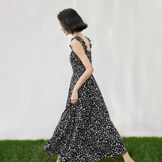 对白浪漫黑白碎花吊带连衣裙女夏季气质显瘦长款度假裙子