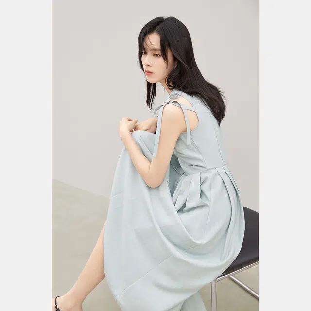 对白 浪漫百褶背心连衣裙女年夏季设计感系带显瘦无袖长裙