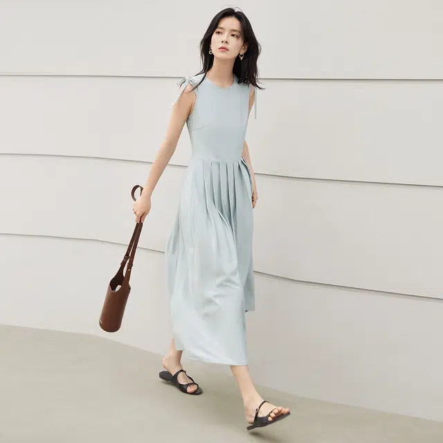 对白 浪漫百褶背心连衣裙女年夏季设计感系带显瘦无袖长裙