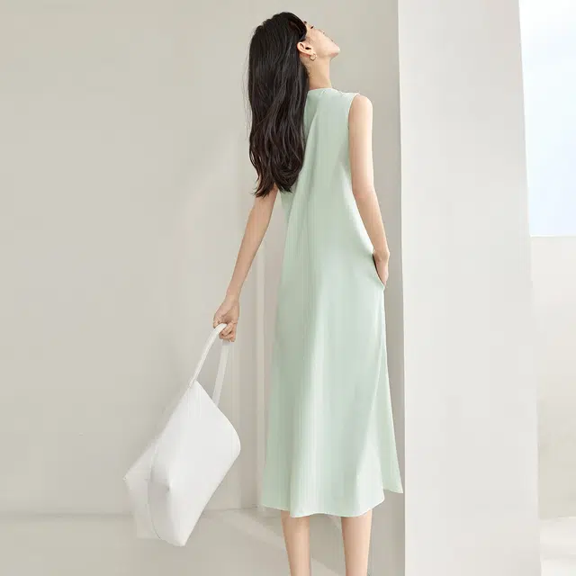 对白 气质腰部捏褶设计纯色圆领无袖中长连衣裙