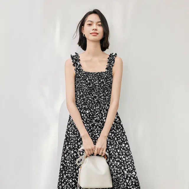 对白浪漫黑白碎花吊带连衣裙女夏季气质显瘦长款度假裙子