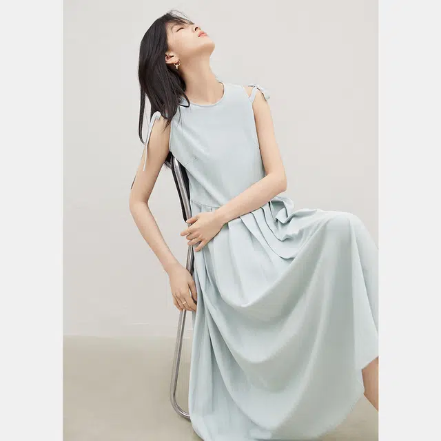 对白 浪漫百褶背心连衣裙女年夏季设计感系带显瘦无袖长裙