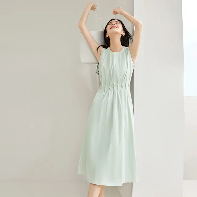 对白 气质腰部捏褶设计纯色圆领无袖中长连衣裙