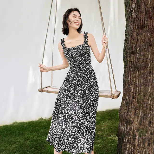 对白浪漫黑白碎花吊带连衣裙女夏季气质显瘦长款度假裙子