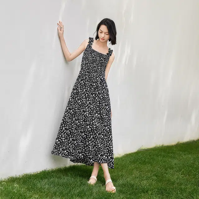 对白浪漫黑白碎花吊带连衣裙女夏季气质显瘦长款度假裙子