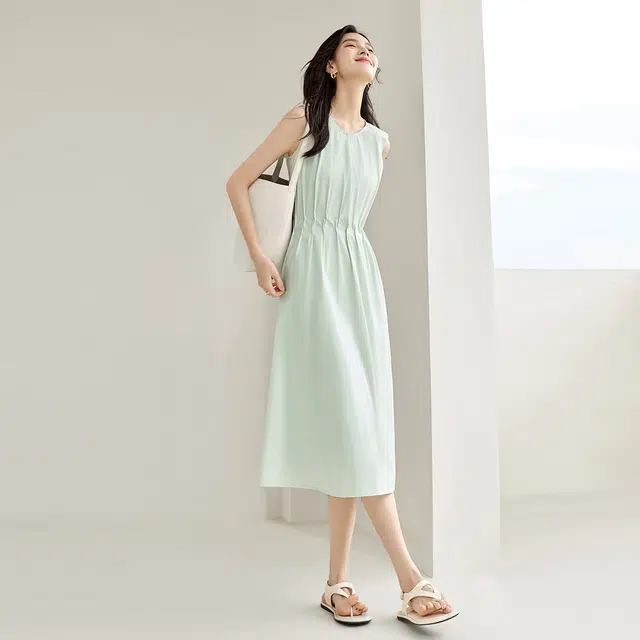 对白 气质腰部捏褶设计纯色圆领无袖中长连衣裙