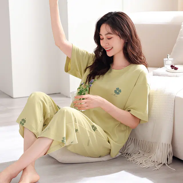 芬腾可安 外出可穿的家居服一体式休闲宽松舒适浅色系透气显瘦微弹时尚带胸垫韩版短袖七分裤两件装春夏季睡衣套装 女款
