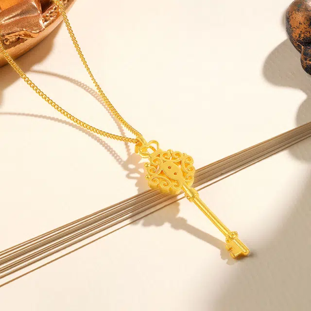 世纪缘珠宝 古法金魔法钥匙权杖女王 足金 莫桑钻 按克计价 黄金吊坠 女款