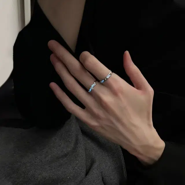 925