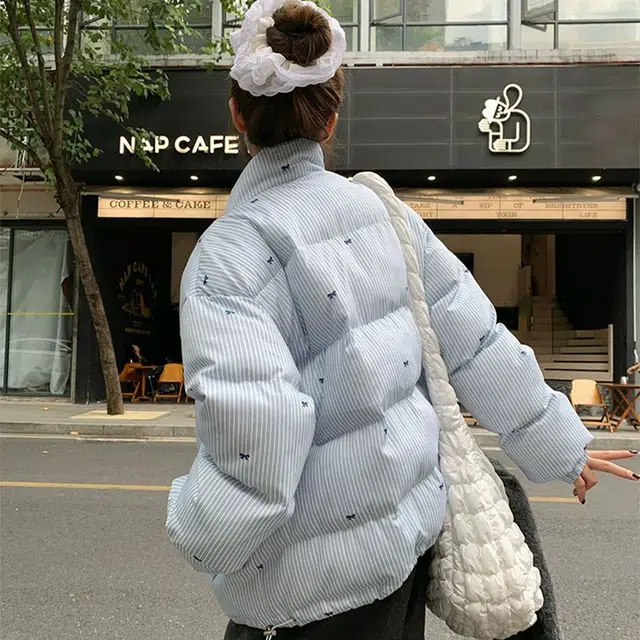 困住大象 美式复古满印蝴蝶结条纹休闲面包时尚百搭立领舒适简约宽松气质时髦高级感保暖长袖外套棉服 女款 含礼盒装