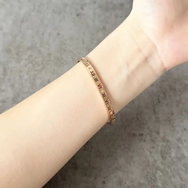 蔻斯琦 经典罗马数字简约线条镯子 轻奢简约高级感摩登时尚 铜合金 手镯 女款