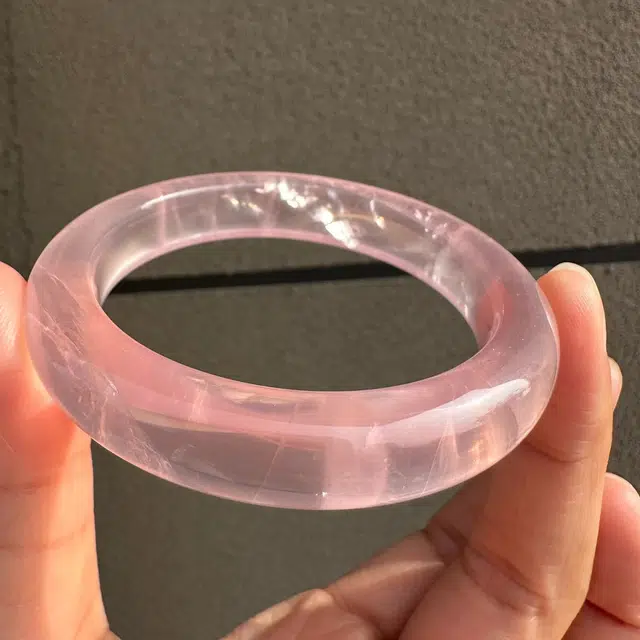 蔻斯琦 【桃运旺旺 增强运势】新中式爱情石招正缘桃花粉晶贵妃镯 芙蓉粉晶莹剔透 国风甜美粉嫩温柔招好人缘转运 好运 粉水晶 手镯 女款