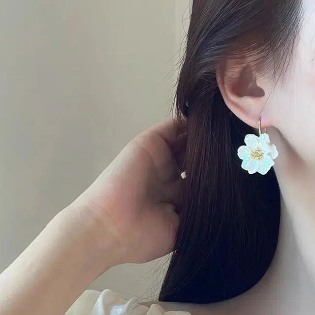 蔻斯琦 轻奢高级感小香风山茶花 白色花朵耳钩 适合夏天的 复古时尚夸张显脸小百搭气质 合金 耳环 女款