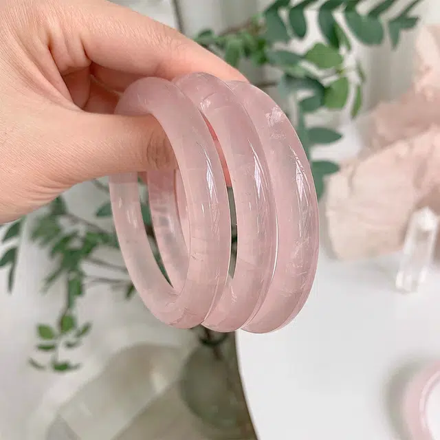蔻斯琦 【桃运旺旺 增强运势】新中式爱情石招正缘桃花粉晶贵妃镯 芙蓉粉晶莹剔透 国风甜美粉嫩温柔招好人缘转运 好运 粉水晶 手镯 女款