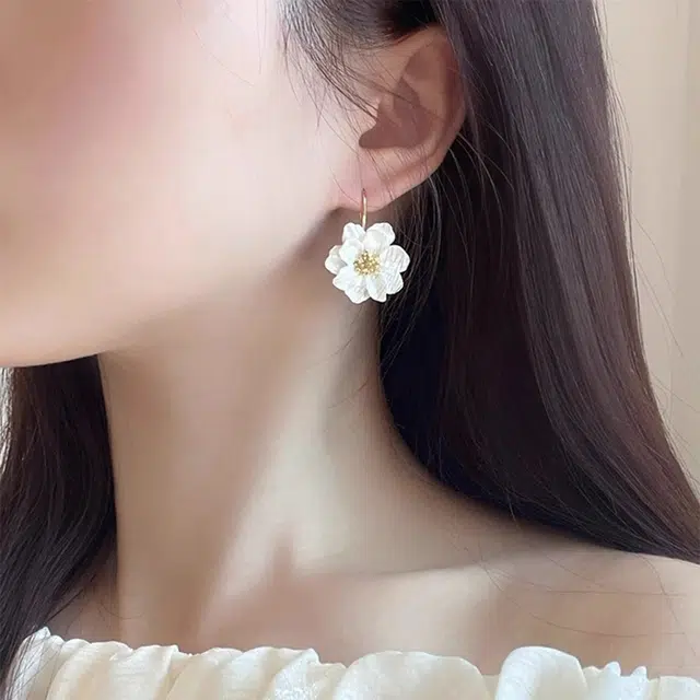 蔻斯琦 轻奢高级感小香风山茶花 白色花朵耳钩 适合夏天的 复古时尚夸张显脸小百搭气质 合金 耳环 女款