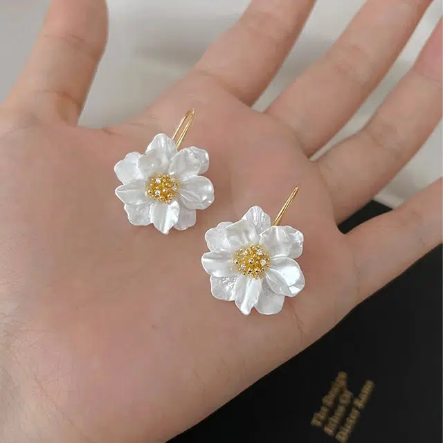 蔻斯琦 轻奢高级感小香风山茶花 白色花朵耳钩 适合夏天的 复古时尚夸张显脸小百搭气质 合金 耳环 女款