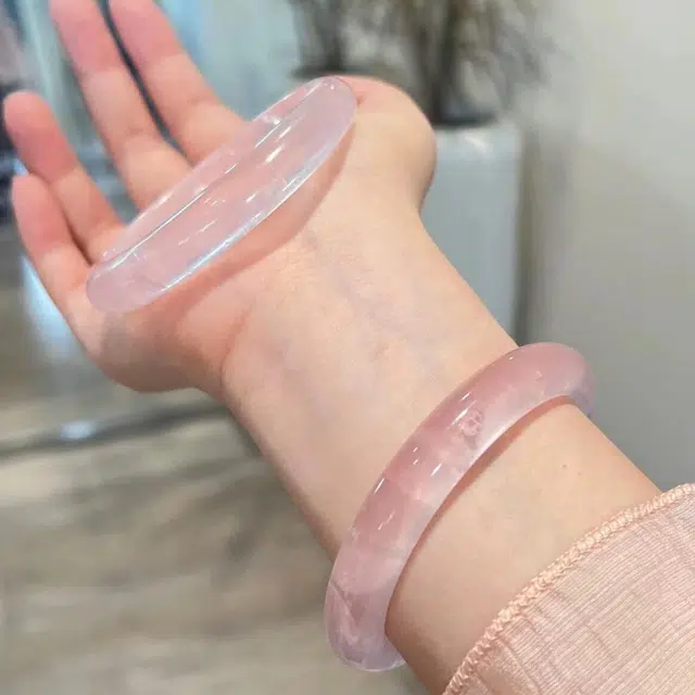 蔻斯琦 【桃运旺旺 增强运势】新中式爱情石招正缘桃花粉晶贵妃镯 芙蓉粉晶莹剔透 国风甜美粉嫩温柔招好人缘转运 好运 粉水晶 手镯 女款