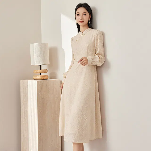 欧昵雪 新中式立领时尚休闲气质长袖连衣裙 女款 杏色