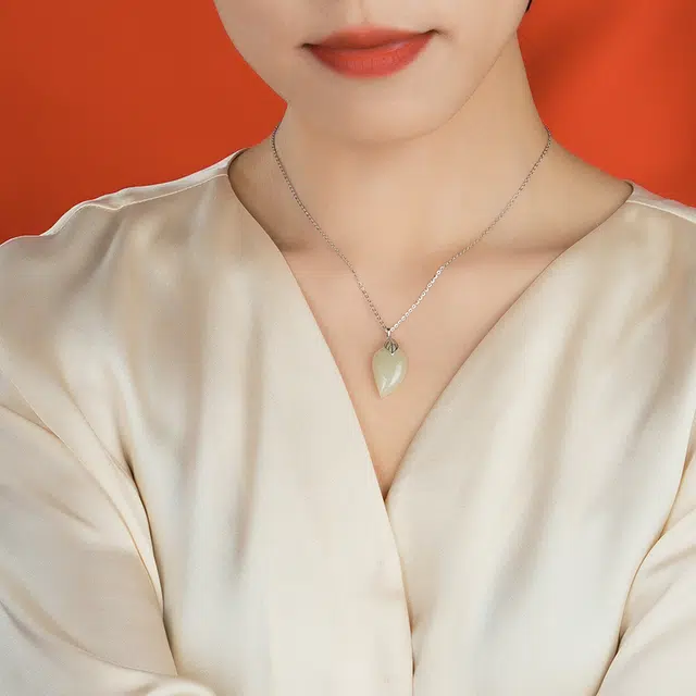 银意坊 金枝玉叶 新中式国潮风 小众设计 可调节 和田玉 吊坠 女款 青白玉 礼盒