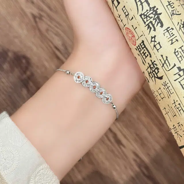 925