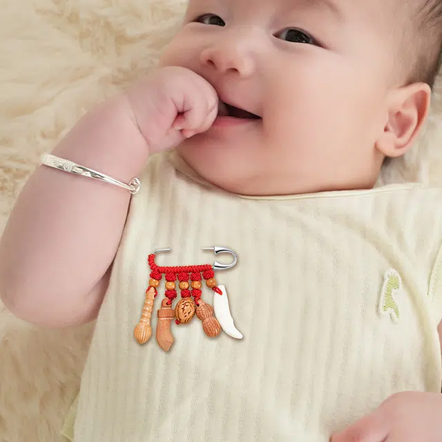 银意坊 防惊吓  文昌笔 刀   花生红绳 宝宝孕妇 别针挂件 桃木 胸针 儿童款