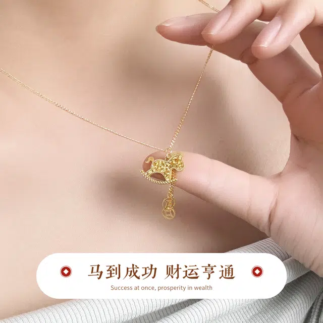 银意坊 碎碎冰 马上有钱 萌趣可爱小马吊坠 小众设计 锁骨链 可调节 礼盒 足银 项链 女款
