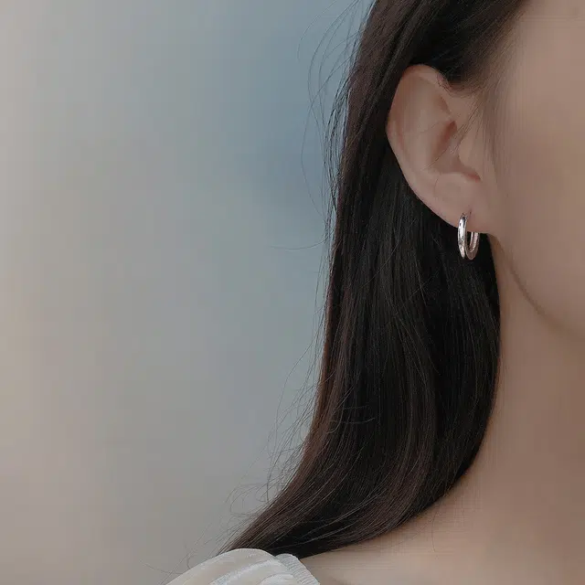 925