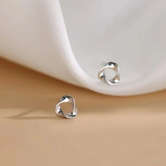 925