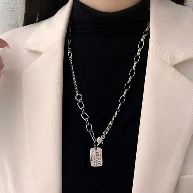 925