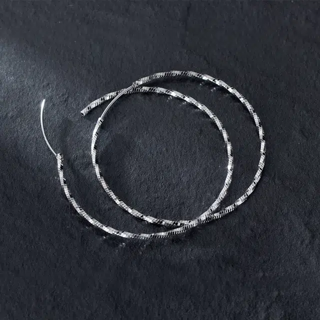 925