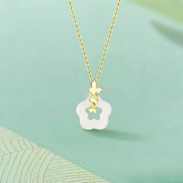 行金银中 繁花似锦梅花套链 蝶舞翩翩蝴蝶花卉清冷感平安扣 小众设计日常通勤配饰 玉髓 项链 男女同款情侣款