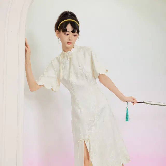 槿爷东方 佩斯利提花花瓣领喇叭旗袍 女款 杏白色