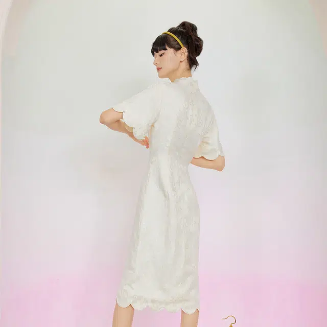 槿爷东方 佩斯利提花花瓣领喇叭旗袍 女款 杏白色