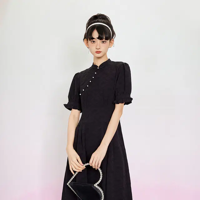 槿爷东方 子洛提花褶裥泡泡袖法式旗袍短袖连衣裙 女款 玄黑色