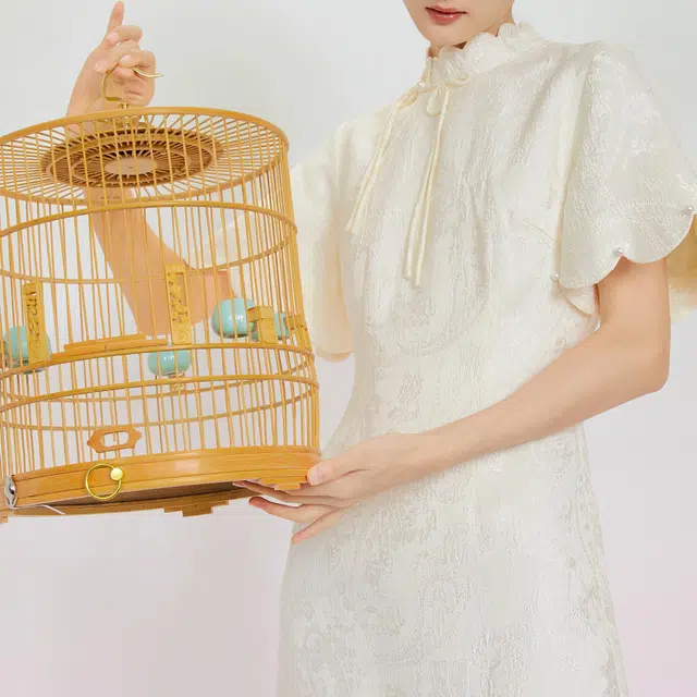 槿爷东方 佩斯利提花花瓣领喇叭旗袍 女款 杏白色