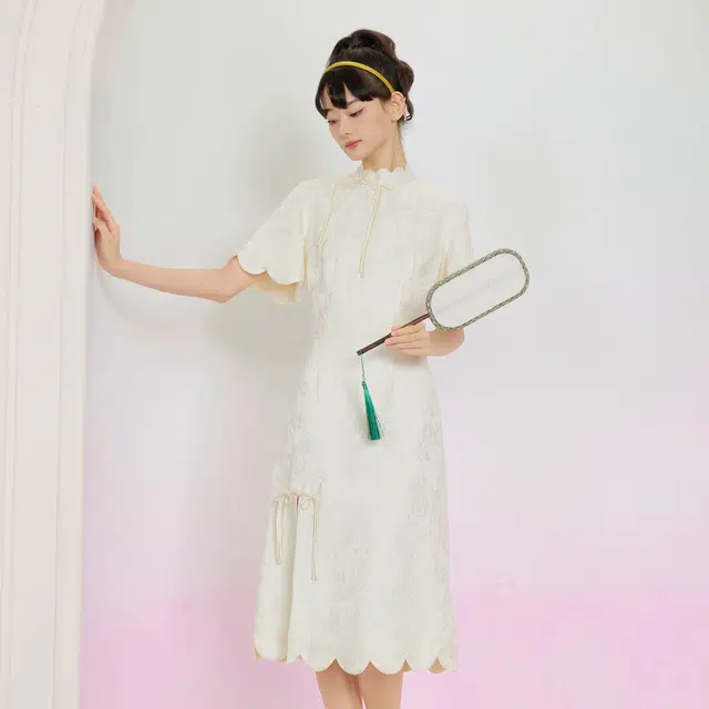 槿爷东方 佩斯利提花花瓣领喇叭旗袍 女款 杏白色