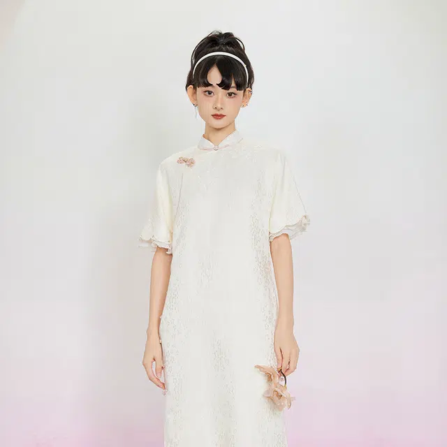 槿爷东方 暗纹提花立领盘扣荷叶袖旗袍 女款 浅米色