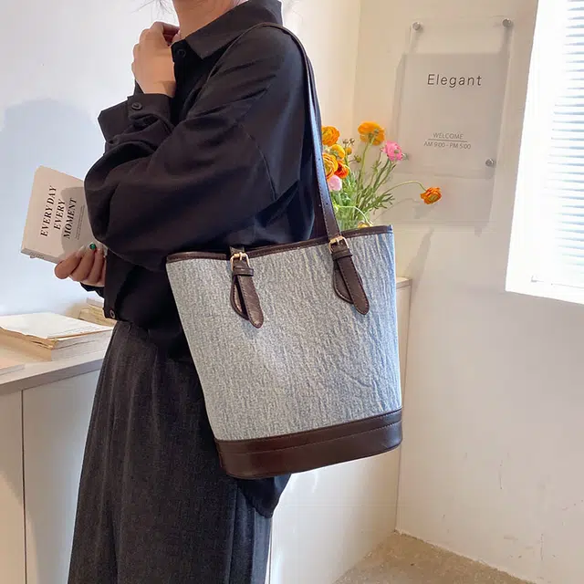 三只小鸭 腋下包小众质感百搭大容量水桶包 牛仔布 单肩包 女款 深蓝色/浅蓝色